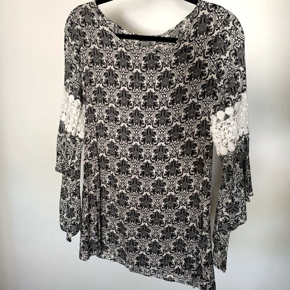 Tunic, butterfly sleeves with crochet and vintage print
